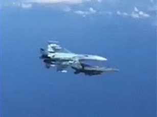 CLIP: Tiêm kích Su-27 áp sát khiến F-15 ‘bất lực’ đổi hướng bay