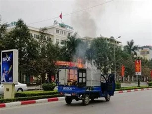 Xe tải bốc cháy khi chở nồi bánh chưng đang nấu dở