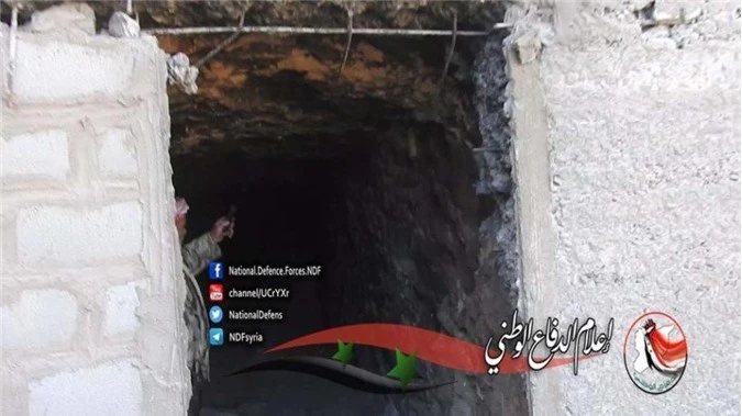 Một binh lính thuộc NDF chụp ảnh bên trong đường hầm sau khi nó được phát hiện bởi nhóm khủng bố này tại Tây Deir Ezzor.