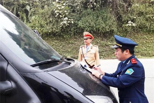 Siết chặt kiểm tra nồng độ cồn và ma túy đối với lái xe trên tuyến Quốc lộ 4D đi Sa Pa, tỉnh Lào Cai. (Ảnh: Báo Nhân dân điện tử)