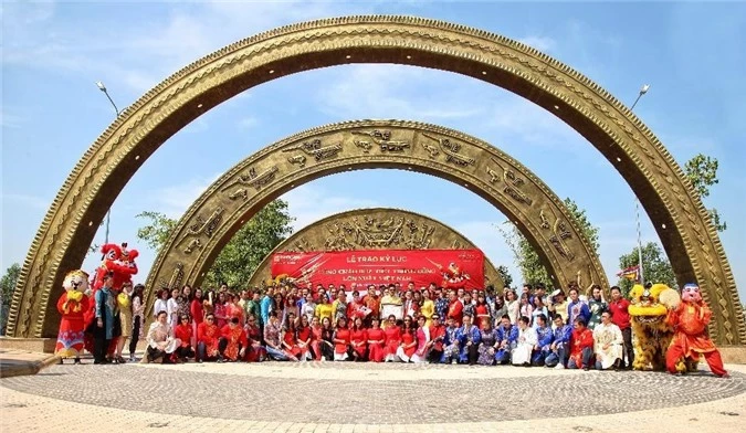 Phúc Khang nhận giải thưởng cổng chào lớn nhất Việt Nam (ảnh PK)