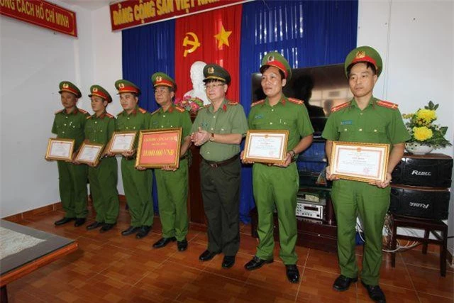 Đại tá Lê Minh Quang- Giám đốc Công an tỉnh Sóc Trăng, thưởng nóng cho Ban chuyên án và trao khen thưởng đột xuất cho 5 cá nhân có thành tích xuất sắc trong điều tra, khám phá án.