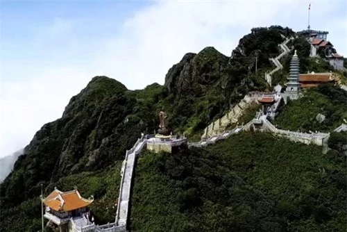 Quần thể văn hóa tâm linh kỳ vĩ sừng sững trên đỉnh trời. Quần thể văn hóa tâm linh kỳ vĩ sừng sững trên đỉnh trời.