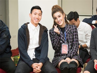 Không còn e thẹn như xưa, Văn Hậu năm nay đã tự tin khoác tay và còn cùng 'bắn tim' với Á hậu Huyền My