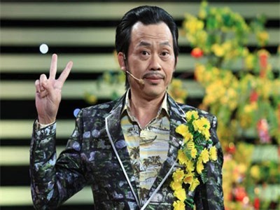 Ai cũng thán phục khi Hoài Linh tự tay gắn từng cánh hoa lên trang phục trong hậu trường