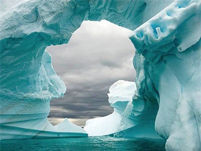 Phát hiện lỗ hổng khổng lồ dưới đáy sông băng nguy hiểm nhất thế giới