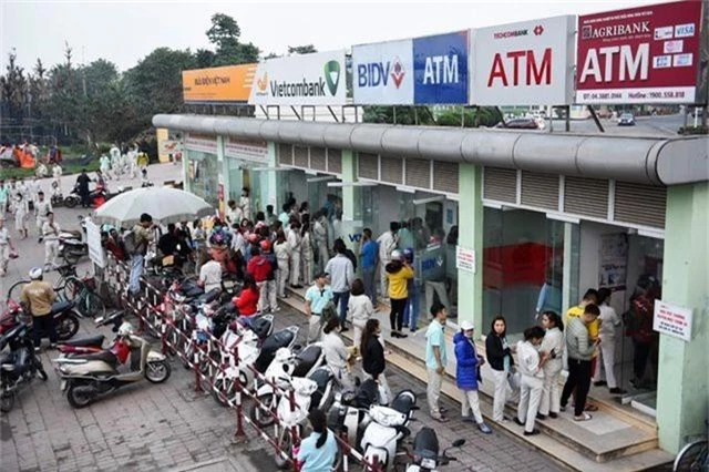 Hà Nội: Công nhân vất vả xếp hàng chờ rút tiền ở cây ATM - 1