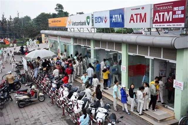 Hà Nội: Công nhân vất vả xếp hàng chờ rút tiền ở cây ATM - 1 Hà Nội: Công nhân vất vả xếp hàng chờ rút tiền ở cây ATM - 1