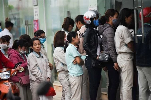 Hà Nội: Công nhân vất vả xếp hàng chờ rút tiền ở cây ATM - 10 Hà Nội: Công nhân vất vả xếp hàng chờ rút tiền ở cây ATM - 10