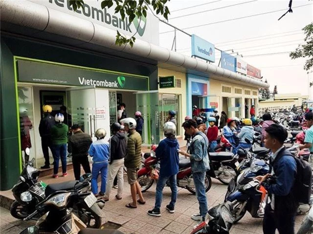 Hà Nội: Công nhân vất vả xếp hàng chờ rút tiền ở cây ATM - 2