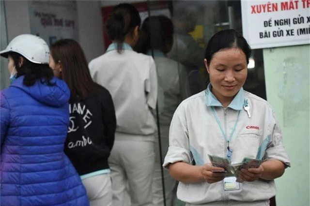 Hà Nội: Công nhân vất vả xếp hàng chờ rút tiền ở cây ATM - 4
