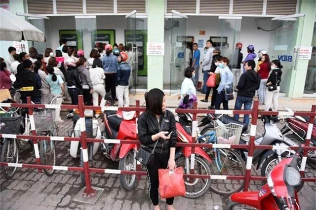 Hà Nội: Công nhân vất vả xếp hàng chờ rút tiền ở cây ATM - 5