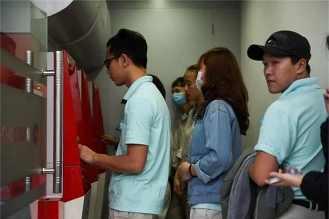 Hà Nội: Công nhân vất vả xếp hàng chờ rút tiền ở cây ATM - 6