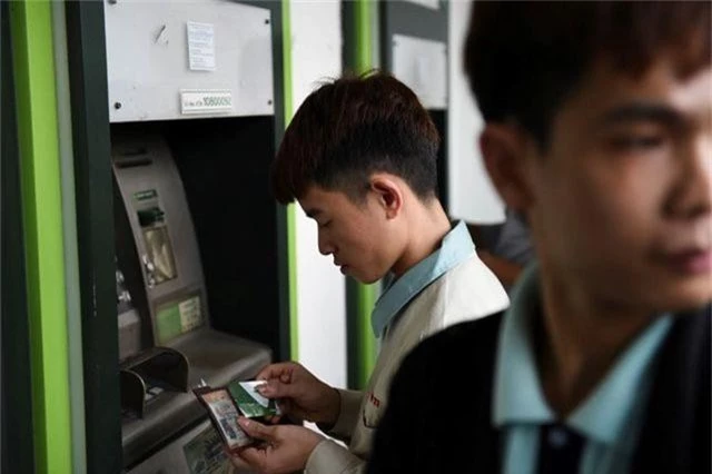 Hà Nội: Công nhân vất vả xếp hàng chờ rút tiền ở cây ATM - 8