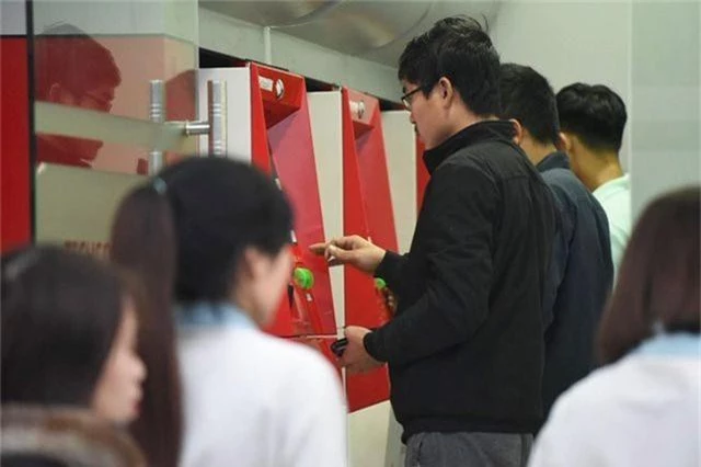 Hà Nội: Công nhân vất vả xếp hàng chờ rút tiền ở cây ATM - 9