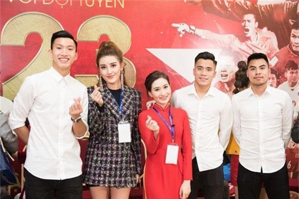 Không còn e thẹn như xưa, Văn Hậu năm nay đã tự tin khoác tay và còn cùng bắn tim với Á hậu Huyền My - Ảnh 4. Không còn e thẹn như xưa, Văn Hậu năm nay đã tự tin khoác tay và còn cùng bắn tim với Á hậu Huyền My - Ảnh 4.