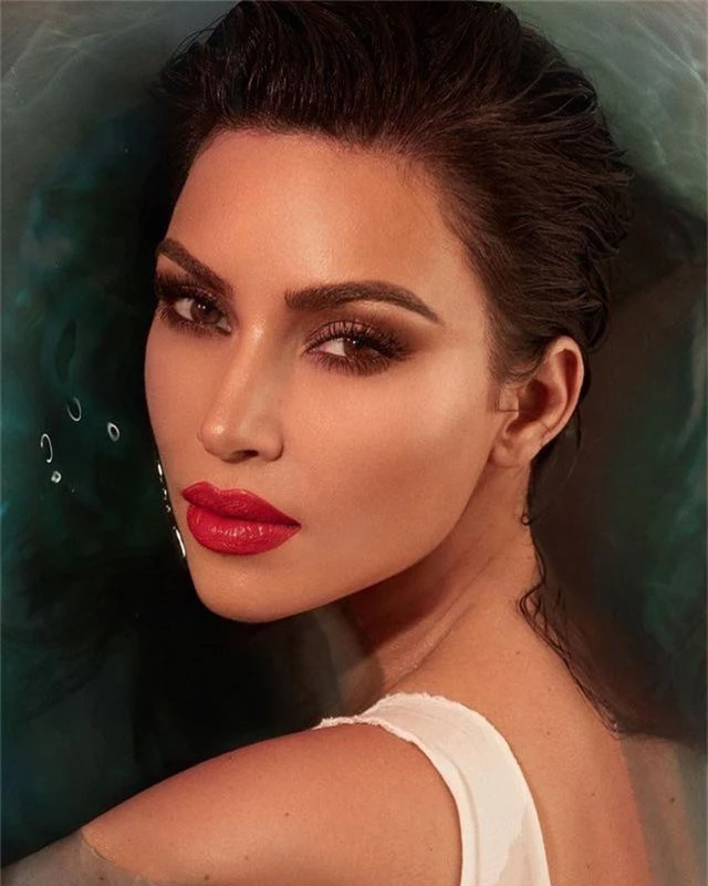 Kim Kardashian gợi cảm với son đỏ - 5