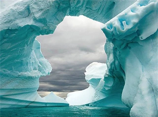 Phát hiện lỗ hổng khổng lồ dưới đáy sông băng nguy hiểm nhất thế giới - 1