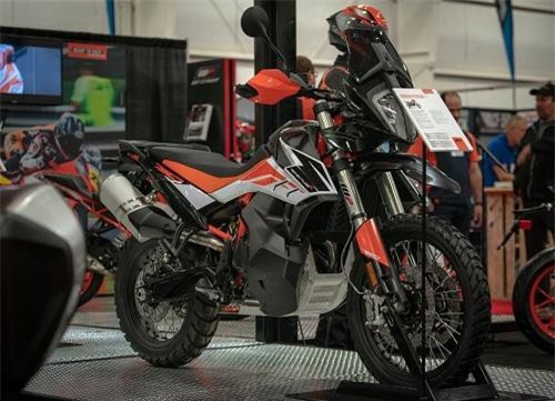 Tiết lộ giá bán KTM 790 Adventure và KTM 790 Adventure R