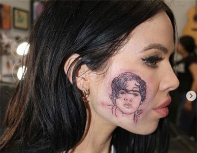 Sốc với nữ ca sĩ xăm hình thần tượng lên... má