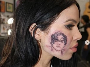 Sốc với nữ ca sĩ xăm hình thần tượng lên... má