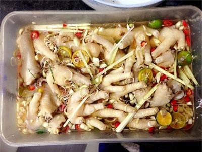 Hướng dẫn làm chân gà muối sả ớt đãi gia đình dịp Tết
