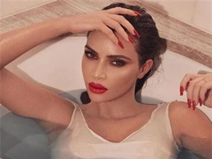 Kim Kardashian gợi cảm với son đỏ