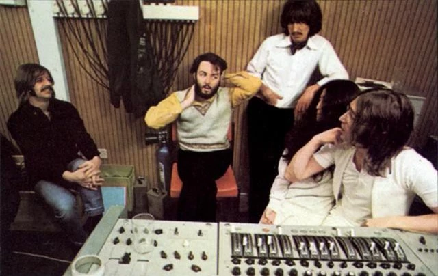 The Beatles và Yoko trong phòng thu âm.