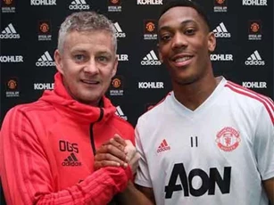 HLV Solskjaer dùng Ronaldo để thuyết phục Martial gia hạn MU như thế nào?