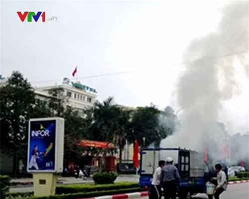 Xe tải bốc cháy vì vừa chạy vừa nấu bánh chưng