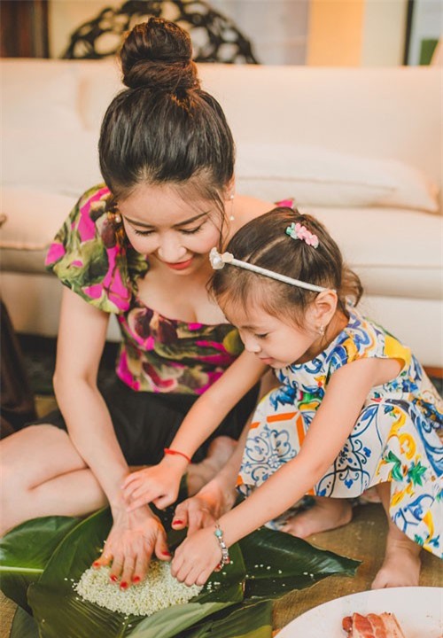 Hà Kiều Anh cùng ba con gói bánh chưng trong biệt thự 450m2