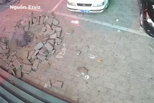 Clip: Mặt đường nổ tung khi cậu bé quăng pháo sáng xuống đất