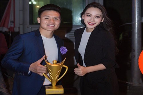 Á hậu Vân Quỳnh hội ngộ các cầu thủ đội tuyển Việt Nam