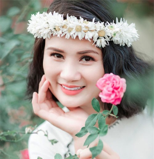 'Người đẹp không tuổi' Kim Huệ tạo dáng bên hoa xuân