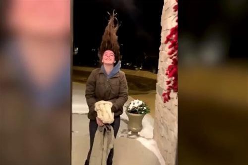  Clip: Tóc dựng đứng, đóng băng như đá vì cô gái quên sấy khô tóc khi ra ngoài