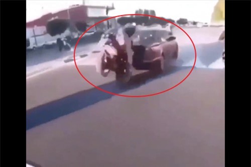 Clip: Cái kết kinh hoàng cho thanh niên thích thể hiện trên đường phố