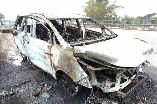 Thuê xe về quê ăn Tết, chưa tới nhà xe đã cháy rụi