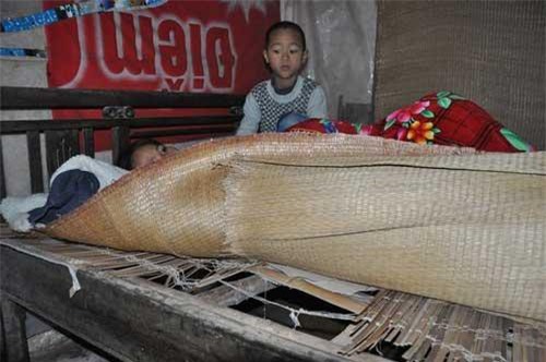 Nghẹn lòng cậu bé lớp 3 chăm mẹ câm điếc, bệnh tật trong căn nhà nát