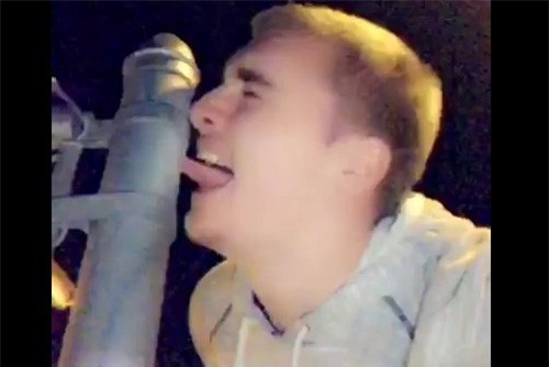 Clip: Dùng lưỡi 'chơi ngông', chàng trai lãnh hậu quả kinh hoàng