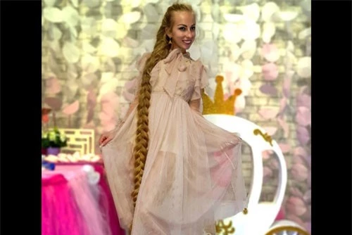 Mái tóc dài bóng mượt khiến Alena trông như 'nàng công chúa tóc mây' phiên bản đời thực.