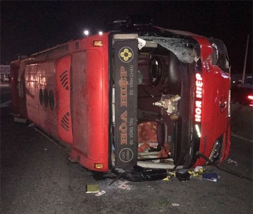 Hơn 30 hành khách kêu cứu trong xe khách ngày cuối năm