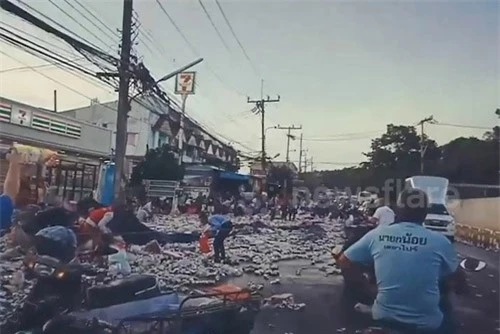 Khung cảnh hỗn loạn khi hàng trăm người lao vào 'hôi của'.