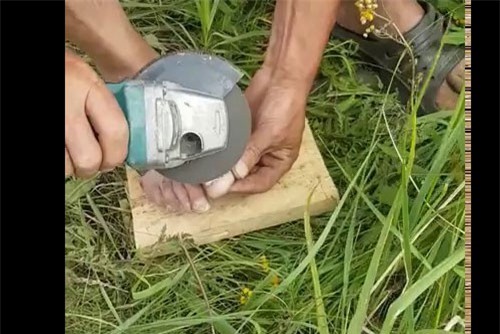 Clip: 'Shock' người đàn ông cắt móng chân bằng máy mài góc