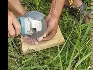 Clip: 'Shock' người đàn ông cắt móng chân bằng máy mài góc