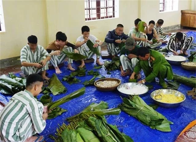 Bàn tay từng gây án vụng về gấp từng nếp lá dong... - 2