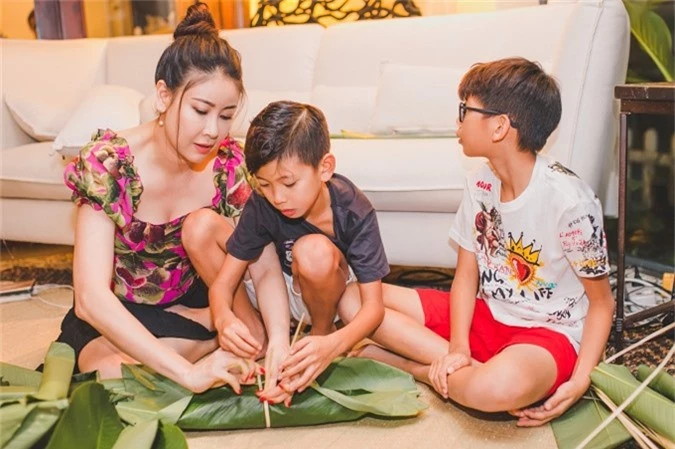 Hai bé trai Vương Khang, Vương Khôi cũng được mẹ dạy các thao tác gói bánh. Hà Kiều Anh muốn các con hiểu biết về văn hoá truyền thống ngày Tết ngay từ khi còn nhỏ.