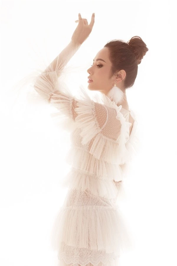 Diệu Linh tạo dáng như một vũ công trong chiếc váy chất liệu xuyên thấu của nhà thiết kế Lê Ngọc Lâm.