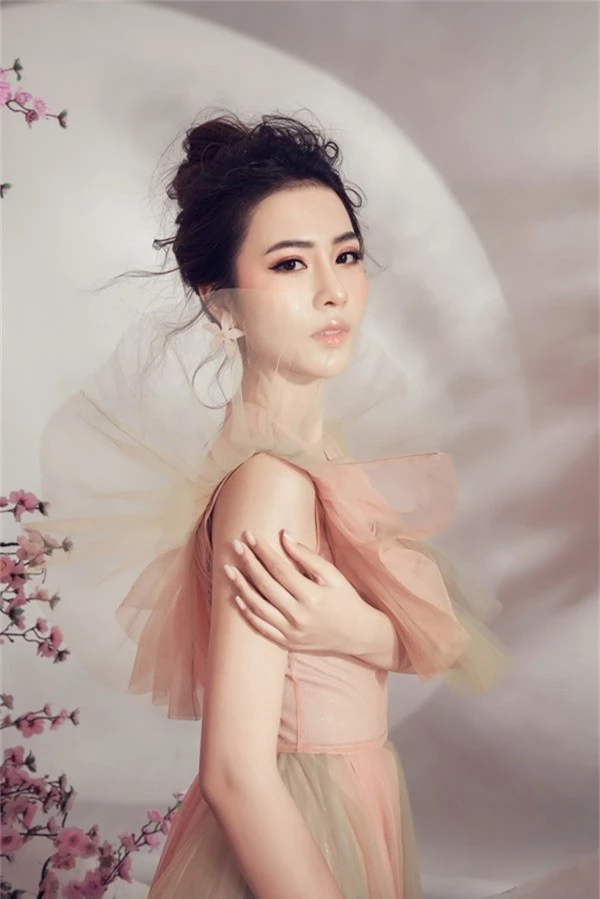 Chào đón Tết Nguyên đán Kỷ Hợi 2019, hoa hậu Kim Ngọc khoe vẻ đẹp thanh xuân tuổi 19 trong bộ ảnh mới.