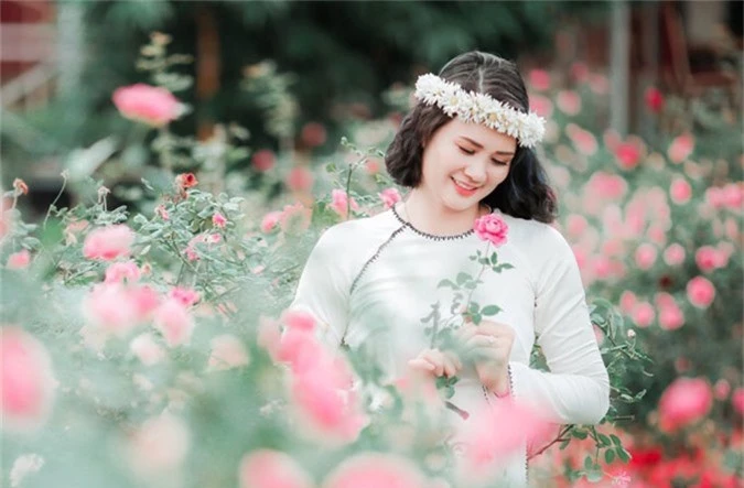 Người đẹp không tuổi Kim Huệ bên hoa xuân