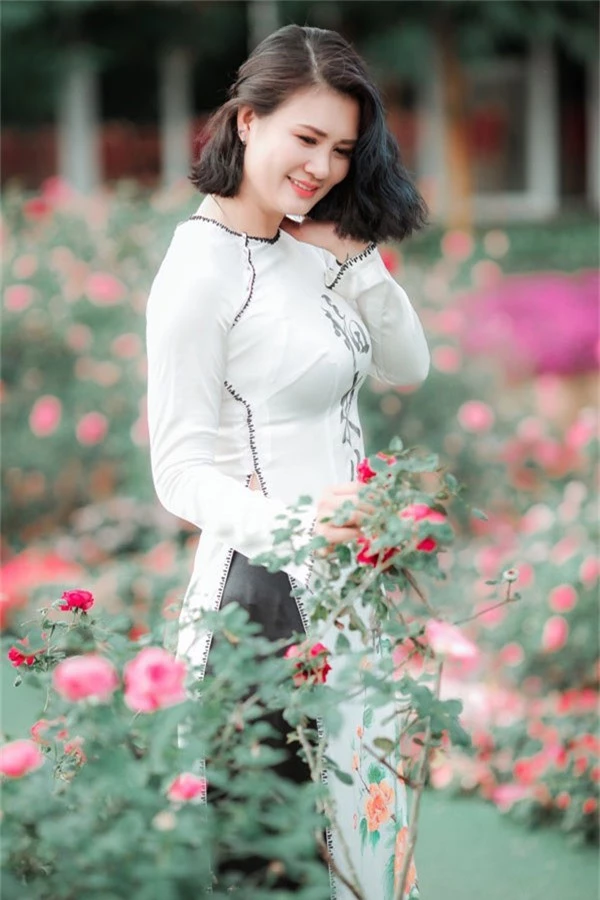 Người đẹp không tuổi Kim Huệ bên hoa xuân - 2